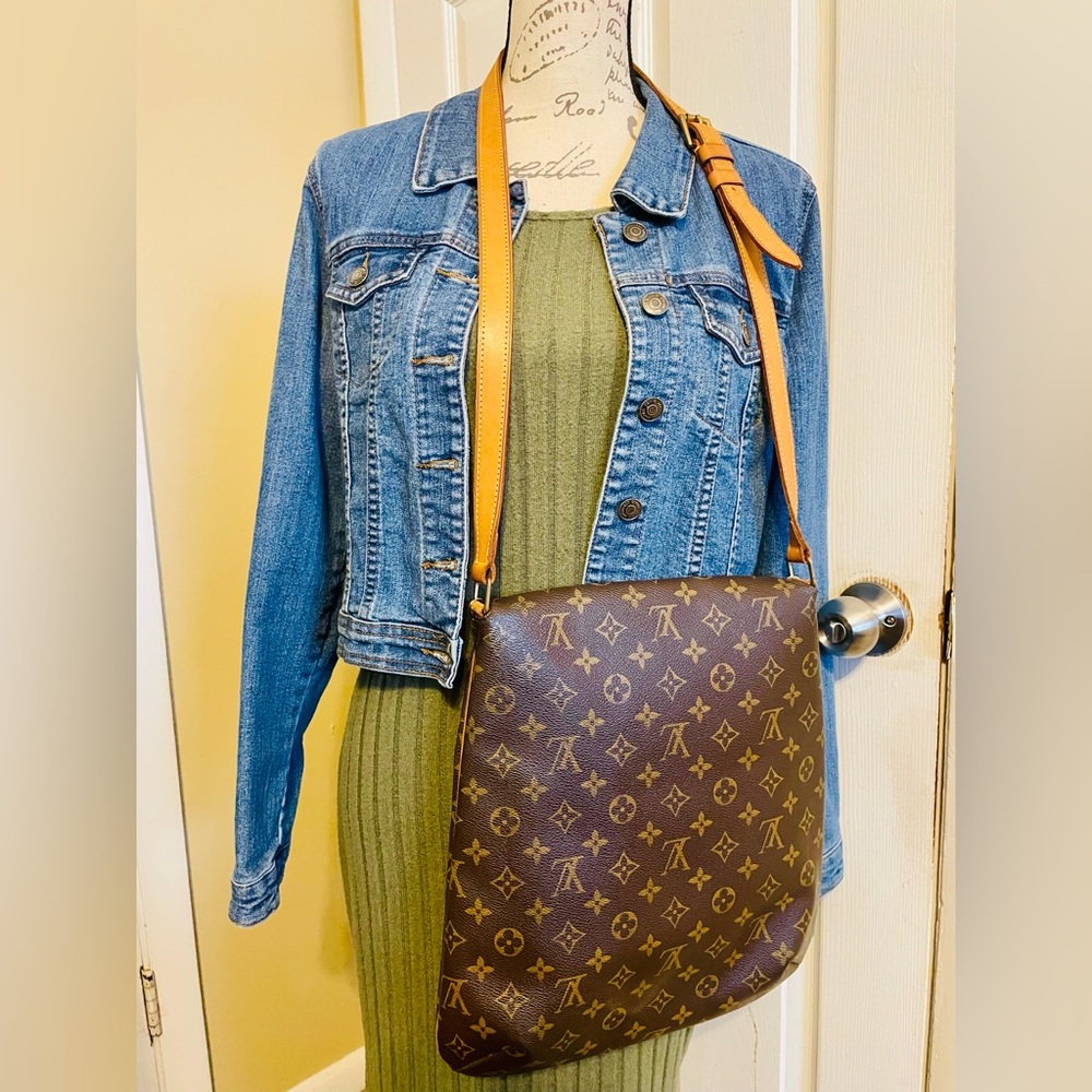 Louis Vuitton Musette Monogram Crossbody Bag - Picture 5 of 17
